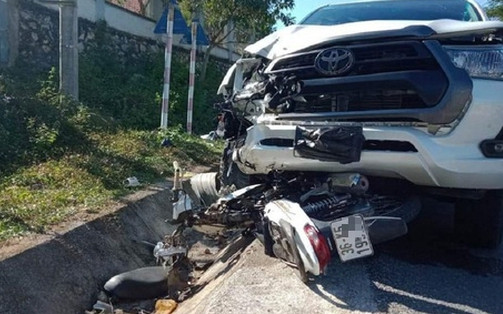 Ô tô của trưởng công an thị trấn va chạm xe máy khiến 2 người tử vong