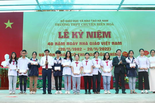 Trường THPT chuyên Biên Hòa trao học bổng Nguyễn Thái Bình