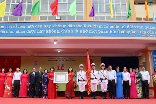 Trường THCS Xuân Đỉnh đón nhận Huân chương Lao động hạng Nhì