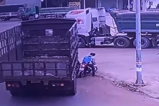 Video ô tô tải đè bẹp xe máy