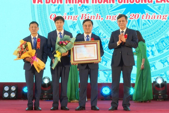 Trường THPT Lương Thế Vinh nhận Huân chương Lao động hạng Nhì