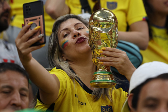CĐV làm nóng không khí khai mạc World Cup 2022