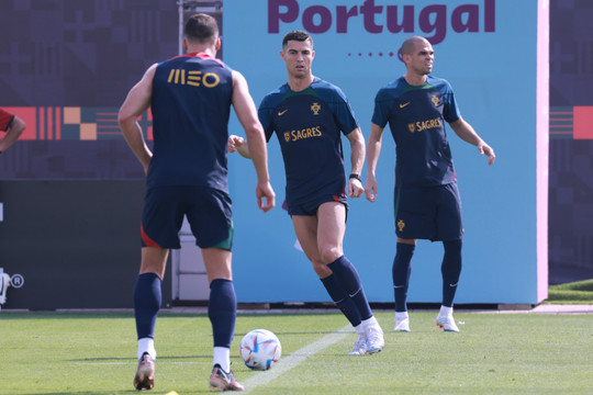 Ronaldo tập chung nhóm với Bruno Fernandes