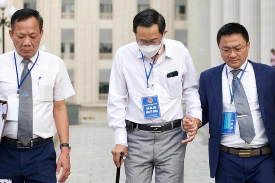 Cựu Thứ trưởng Y tế Cao Minh Quang chống gậy đến tòa