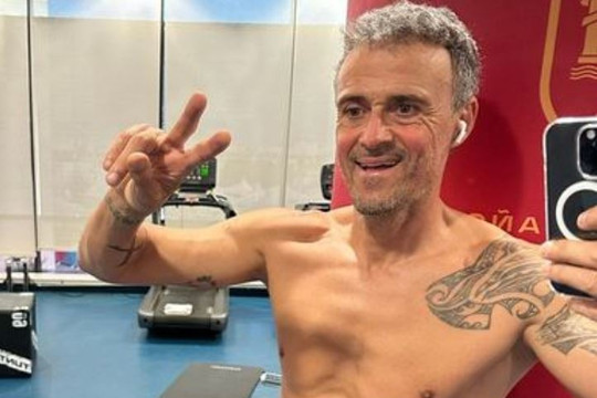 HLV trưởng tuyển Tây Ban Nha khoe cơ bắp ở tuổi 52