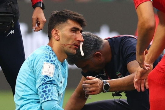 Thủ môn tuyển Iran đổ máu, rời sân bằng cáng