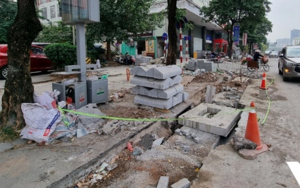 Vỉa hè đường Nguyễn Chí Thanh tan hoang vì đang lát đá thì bỏ dở