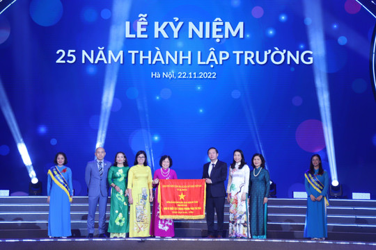 Trường Tiểu học Đoàn Thị Điểm (Hà Nội) đón nhận Cờ thi đua của Chính phủ