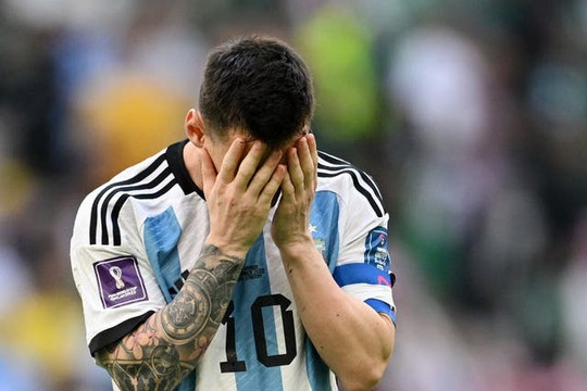Messi ôm mặt thất vọng khi Argentina thua sốc