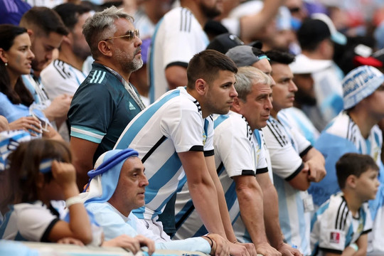 CĐV Argentina chết lặng sau trận thua Saudi Arabia