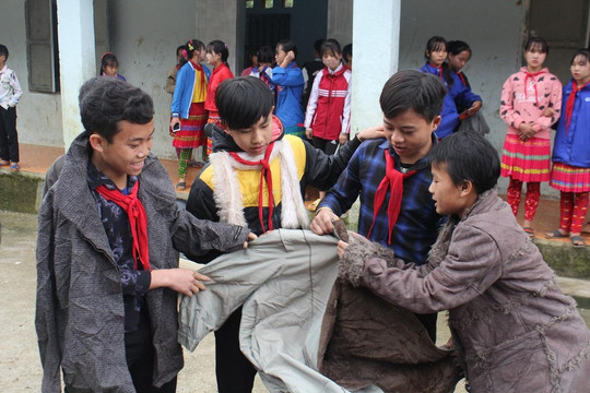 Trao tặng hơn 1000 áo ấm cho học sinh nghèo và đồng bào khó khăn ở Mèo Vạc