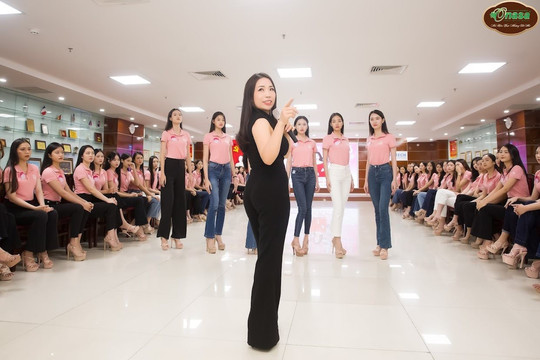 Top 56 Hoa hậu Việt Nam rèn luyện phong thái cùng chuyên gia Khuất Ánh Tuyết