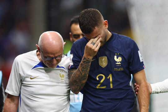 Sao tuyển Pháp bật khóc khi phải rời sân sau 9 phút