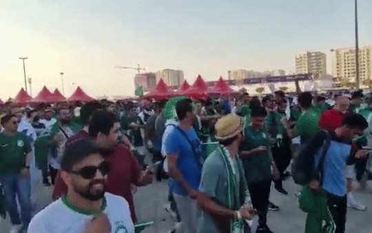 CĐV Saudi Arabia ăn mừng như Ronaldo sau trận thắng Argentina