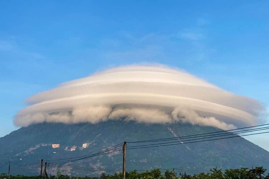 Video quay hiện tượng kỳ lạ ‘đĩa mây’ giống UFO trên núi Bà Đen