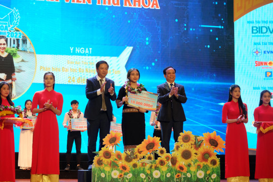 Vinh danh tân thủ khoa và trao học bổng nâng bước sinh viên Đại học Đà Nẵng