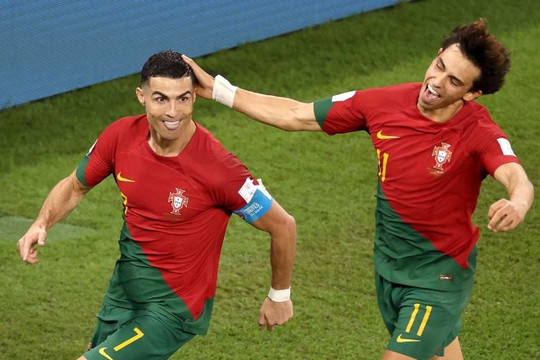 Ronaldo ghi bàn trong trận thắng 3-2 của Bồ Đào Nha