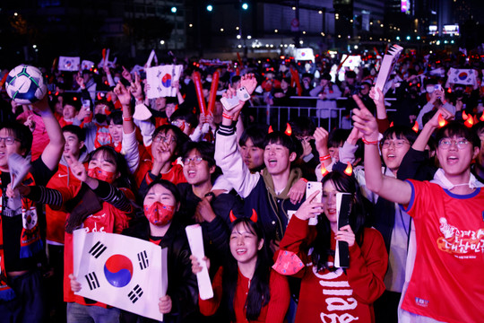10.000 người cổ vũ tuyển Hàn Quốc ở Seoul sau thảm kịch Itaewon
