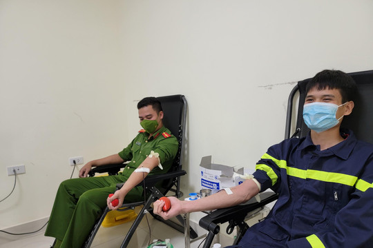 Hai chiến sỹ Công an Sơn La hiến máu cứu cụ ông qua cơn nguy kịch