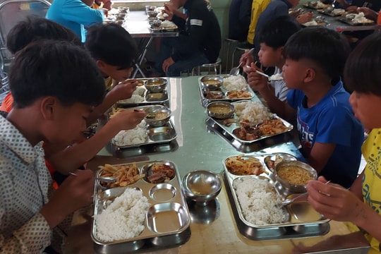 Lo cho bữa ăn vừa ngon vừa sạch ở trường nội trú