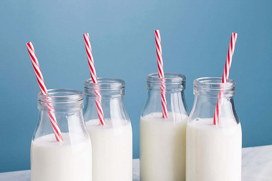 Uống sữa hết hạn có tác hại thế nào?