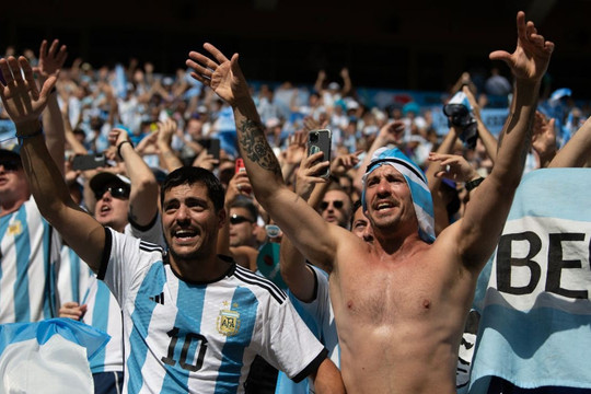 CĐV Argentina và Mexico đánh nhau vì Messi