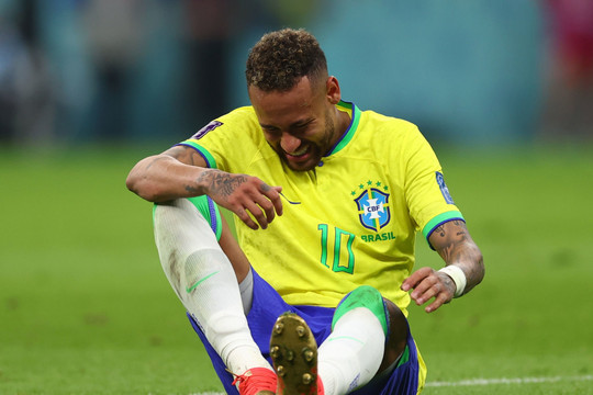 Phát biểu trái ngược từ tuyển Brazil quanh chấn thương của Neymar