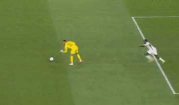 Ronaldo hốt hoảng trước sai lầm của thủ môn ở phút 90+10