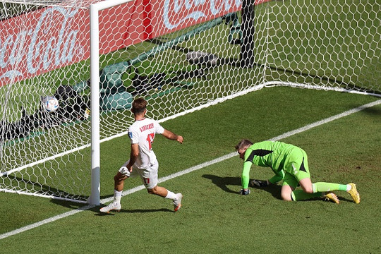 Cầu thủ Iran tự thấy việt vị sau khi xé lưới Xứ Wales