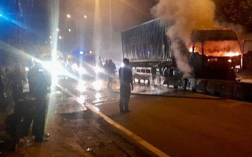 Xe container bốc cháy dữ dội ở TP Thủ Đức