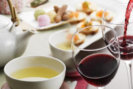 Uống trà và rượu vang chặn được nhóm bệnh khiến y học bó tay?