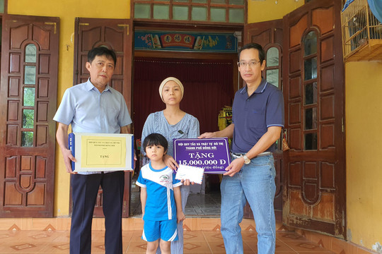 Trao quà động viên cô giáo ở Quảng Bình mắc bệnh hiểm nghèo