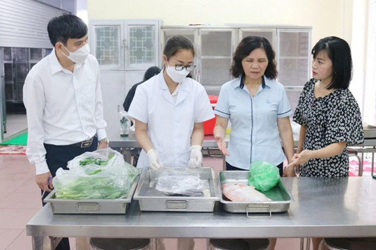 Hà Nội tăng cường kiểm tra giám sát bếp ăn bán trú