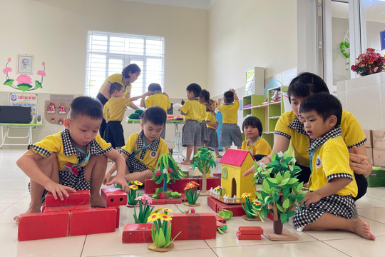 Những đứa trẻ ở Kroong Klah học tiếng Việt