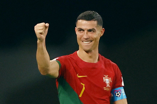 Ronaldo ăn mừng kỷ lục tại World Cup