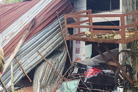 Nữ tài xế lái xe Mecerdes S450 tông sập nhà dân