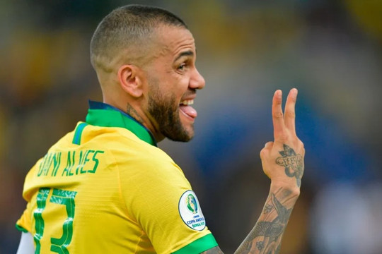 Dani Alves: 'Vấn đề với Brazil là ai cũng kỳ vọng chúng tôi vô địch'