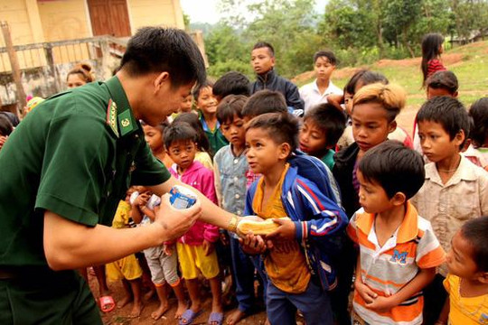 Nâng bước trò nghèo vùng biên giới Đakrông