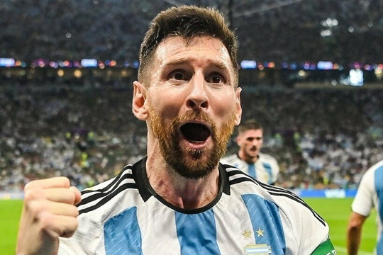 Messi khiến Maradona lại mỉm cười