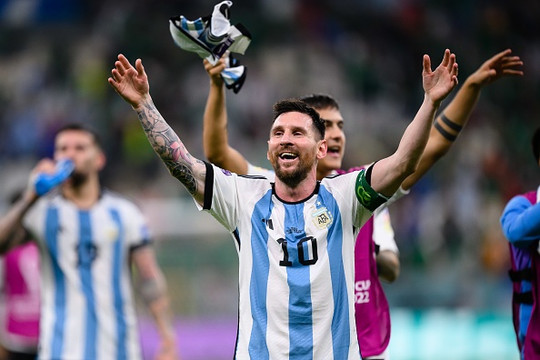 Cầu thủ Argentina nhảy múa ăn mừng sau trận thắng Mexico