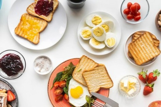 Những thực phẩm cần tránh vào buổi sáng khi bụng đang rỗng