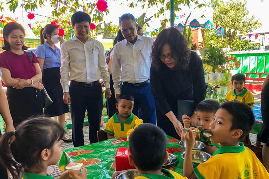 Thứ trưởng Ngô Thị Minh thăm Trường Mầm non Hoa Phượng Đỏ ở Quảng Nam