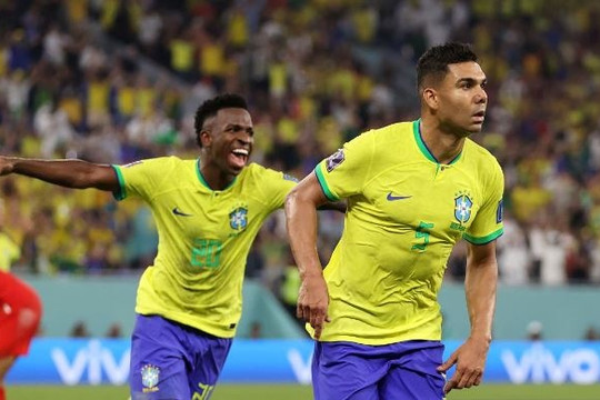 Casemiro tỏa sáng giúp Brazil qua vòng bảng World Cup