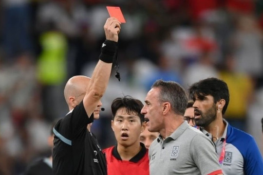HLV tuyển Hàn Quốc nhận thẻ đỏ sau trận thua Ghana