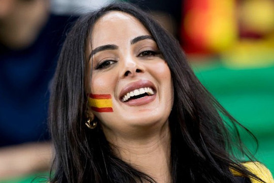 CĐV nữ Tây Ban Nha đua nhau khoe sắc trên khán đài World Cup 2022