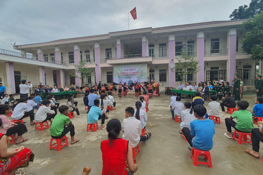 'Đồng hành cùng ký túc xá vùng biên' giúp trò Đan Lai yên tâm tới trường