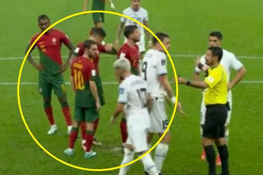 Cầu thủ Bồ Đào Nha bảo vệ chấm phạt đền trước tiểu xảo của Uruguay