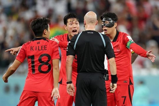Cầu thủ Hàn Quốc bức xúc khi trọng tài thổi hết giờ