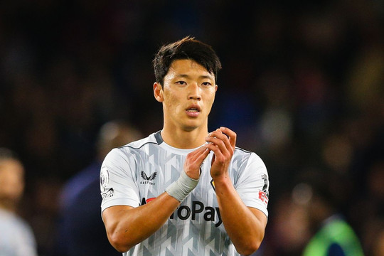 Tiền đạo tuyển Hàn Quốc khóc vì không được thi đấu