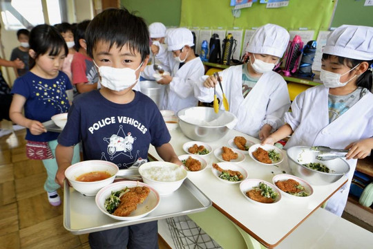 Nhật Bản cho phép học sinh trò chuyện trong giờ ăn trưa